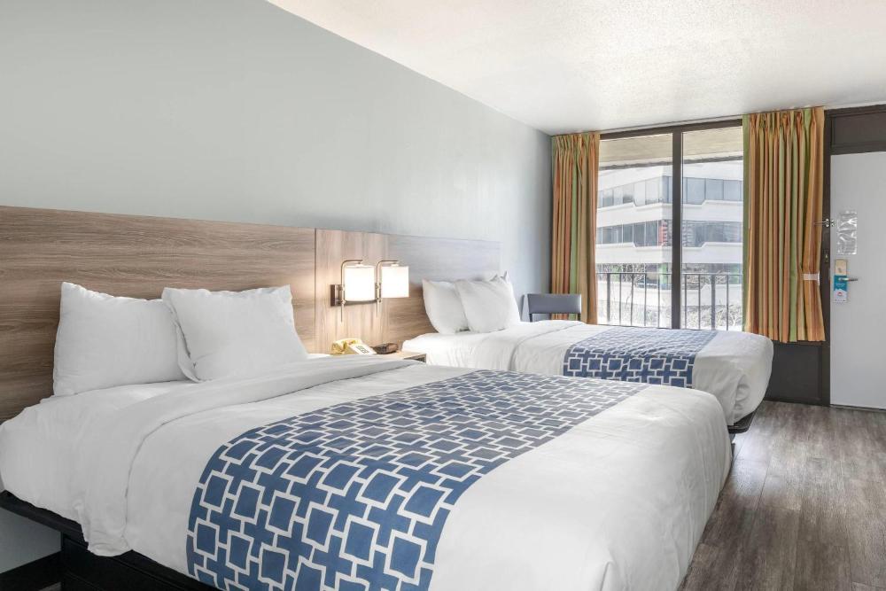 Efficiency Quadruple Room - Non Smoking/Exterior Hall interior